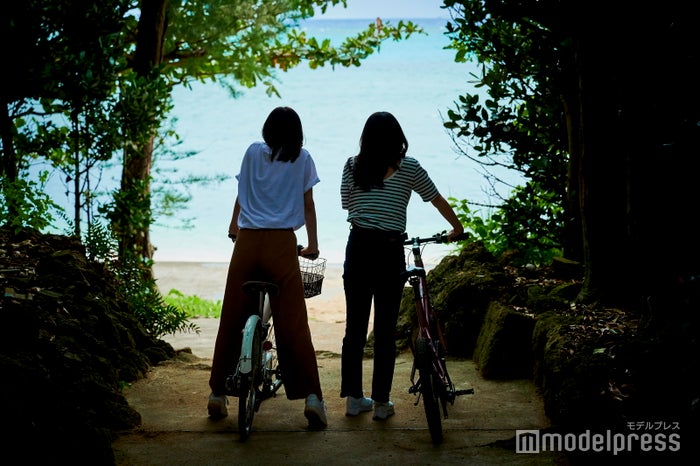 並木の合間からのぞく海景色もまた素敵(C)モデルプレス