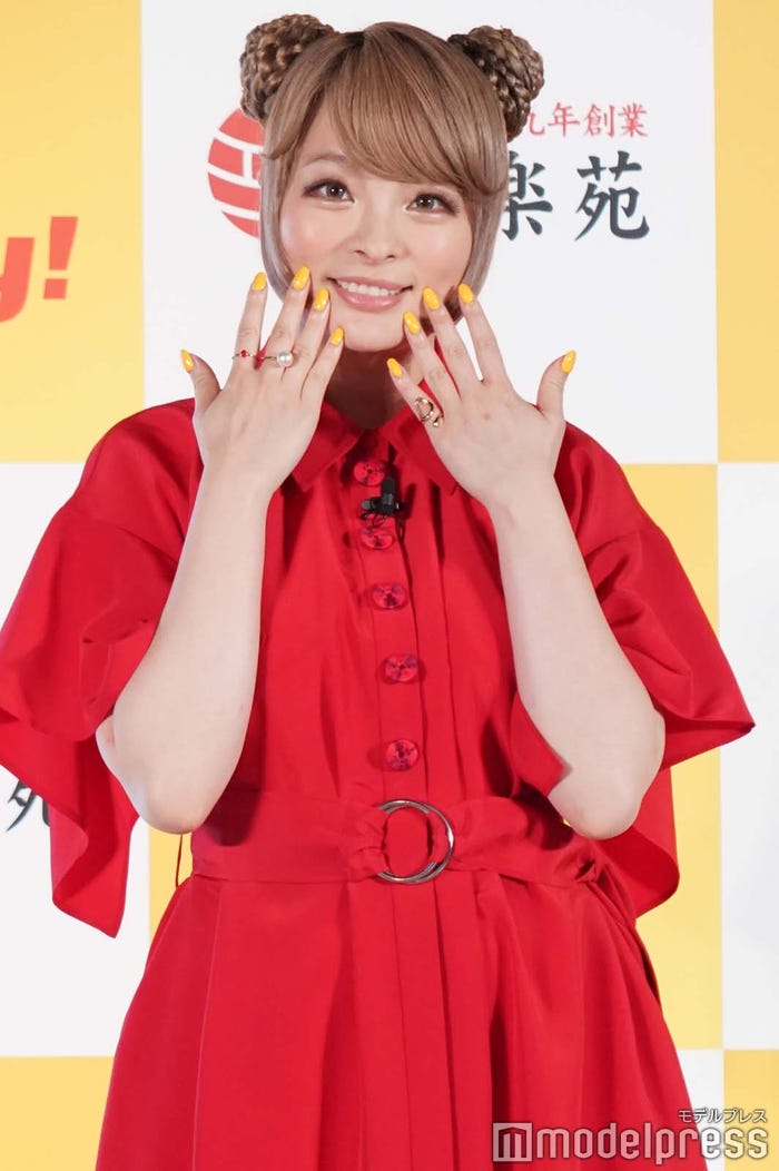 きゃりーぱみゅぱみゅ お気に入りワンピ ネイルで登場 元気になるカラー モデルプレス きゃりーぱみゅぱみゅ お気に入りワンピ ネイルで登場 元気になるカラー モデルプレス