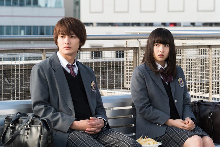 野村周平、桜井日奈子/「僕の初恋をキミに捧ぐ」第2話より(C)テレビ朝日