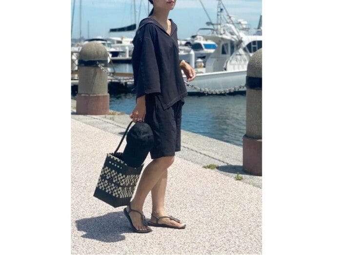 シックなカラーのセットアップなら水辺でもおしゃれが楽しめる 出典:WEAR