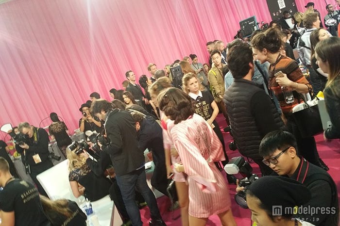 「Victoria’s Secret Fashion Show 2015」の舞台裏/撮影モデルプレス
