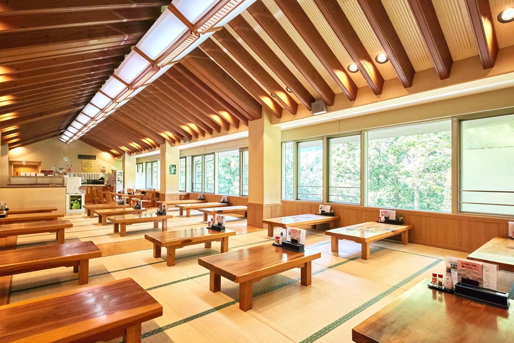 お風呂の後は休憩所でゆっくり、食事も楽しめます（提供画像）