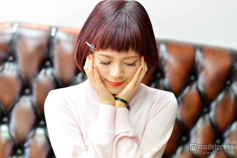 トレードマークの“ハナエボブ”は「前下りのシルエットで、オンザ眉毛」