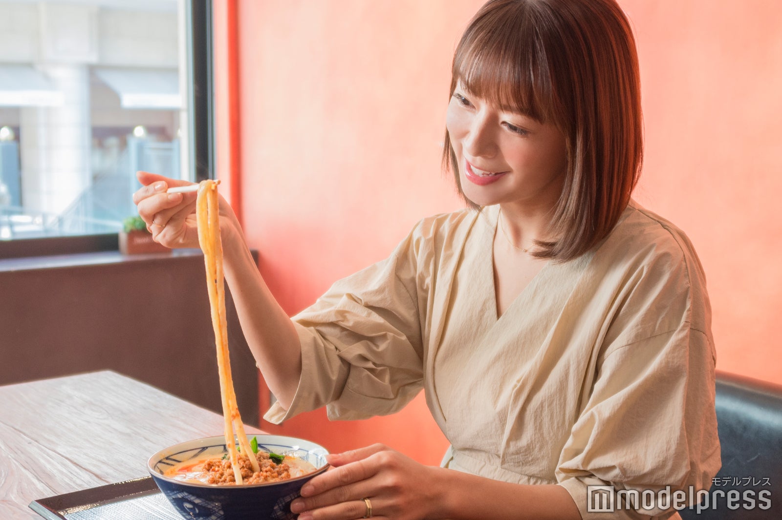 濃厚でクリーミーなスープに満足げ （C）モデルプレス