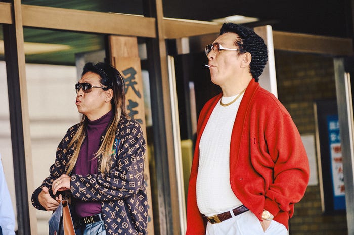 パク・ジファン、ピエール瀧(C)2026「TOKYO BURST」フィルムパートナーズ