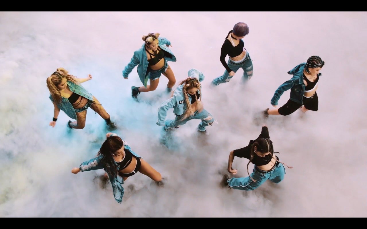 「Ultraviolet」ミュージックビデオより（画像提供：avex）