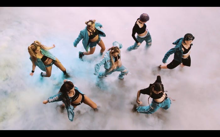 「Ultraviolet」ミュージックビデオより(画像提供:avex)