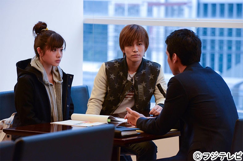 石原さとみ（左）、岩田剛典（中央）／「ディア・シスター」第7話より