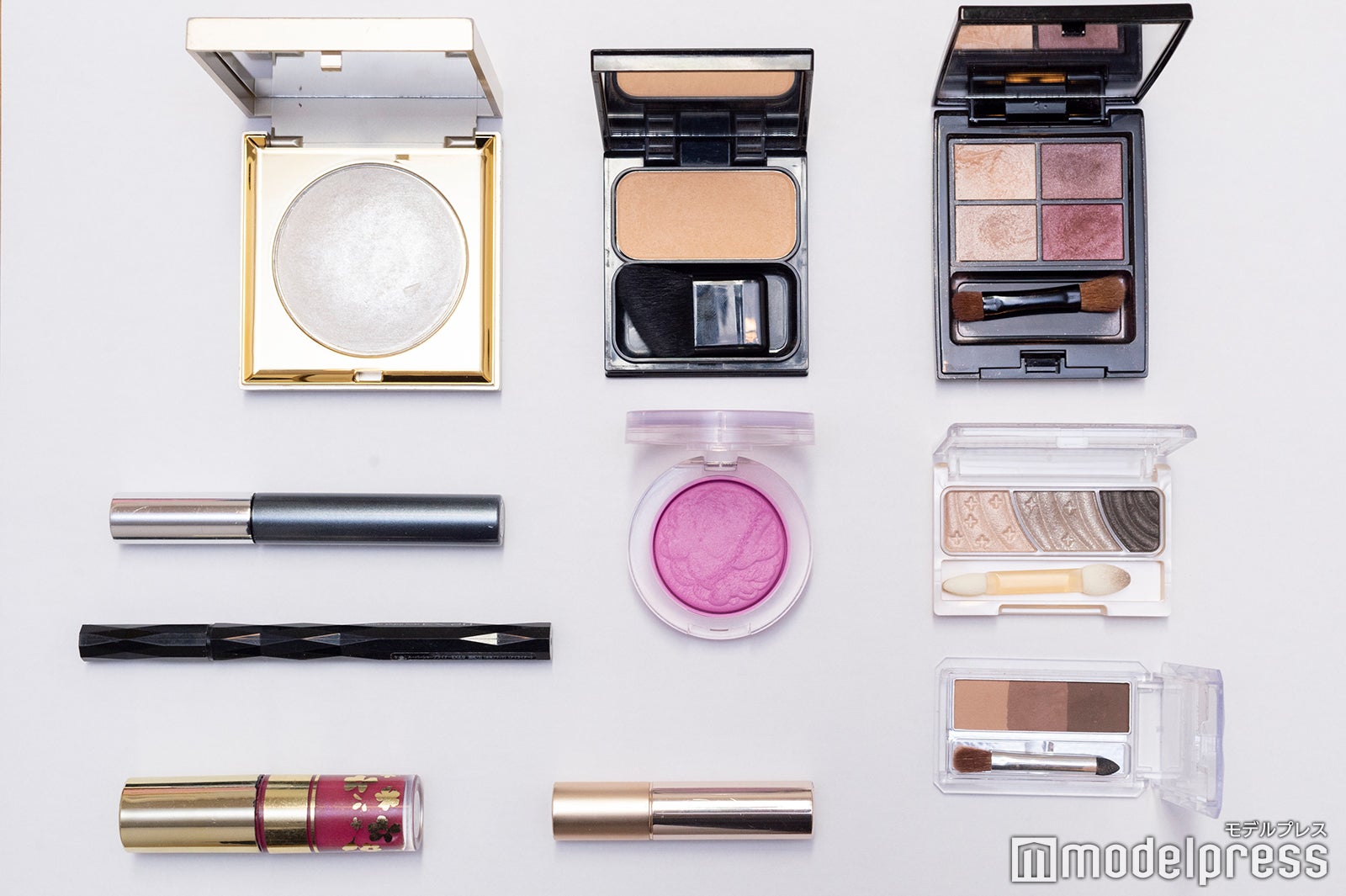 井上清華アナウンサーのポーチの中身は？（C）モデルプレス