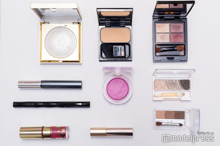 井上清華アナウンサーのポーチの中身は?(C)モデルプレス