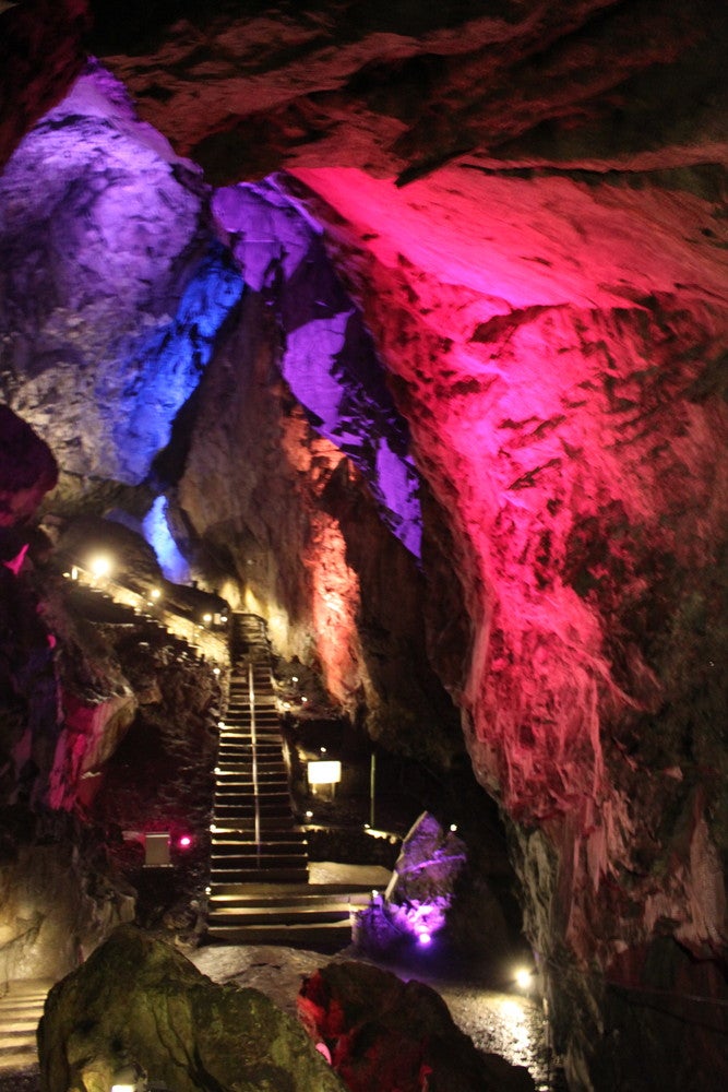 カラフルにライトアップされた洞内はSNS映え抜群（提供画像）