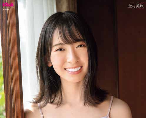 日向坂46金村美玖、美デコルテ輝くエモいグラビア披露