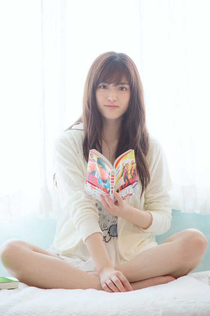 「smart」8月号綴じ込み写真集「恋するさゆりんご◆(◆はハートマーク)」より(画像提供:宝島社)