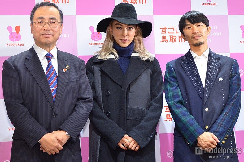 （左から）深澤義彦鳥取市長、GENKING、浅田政志氏