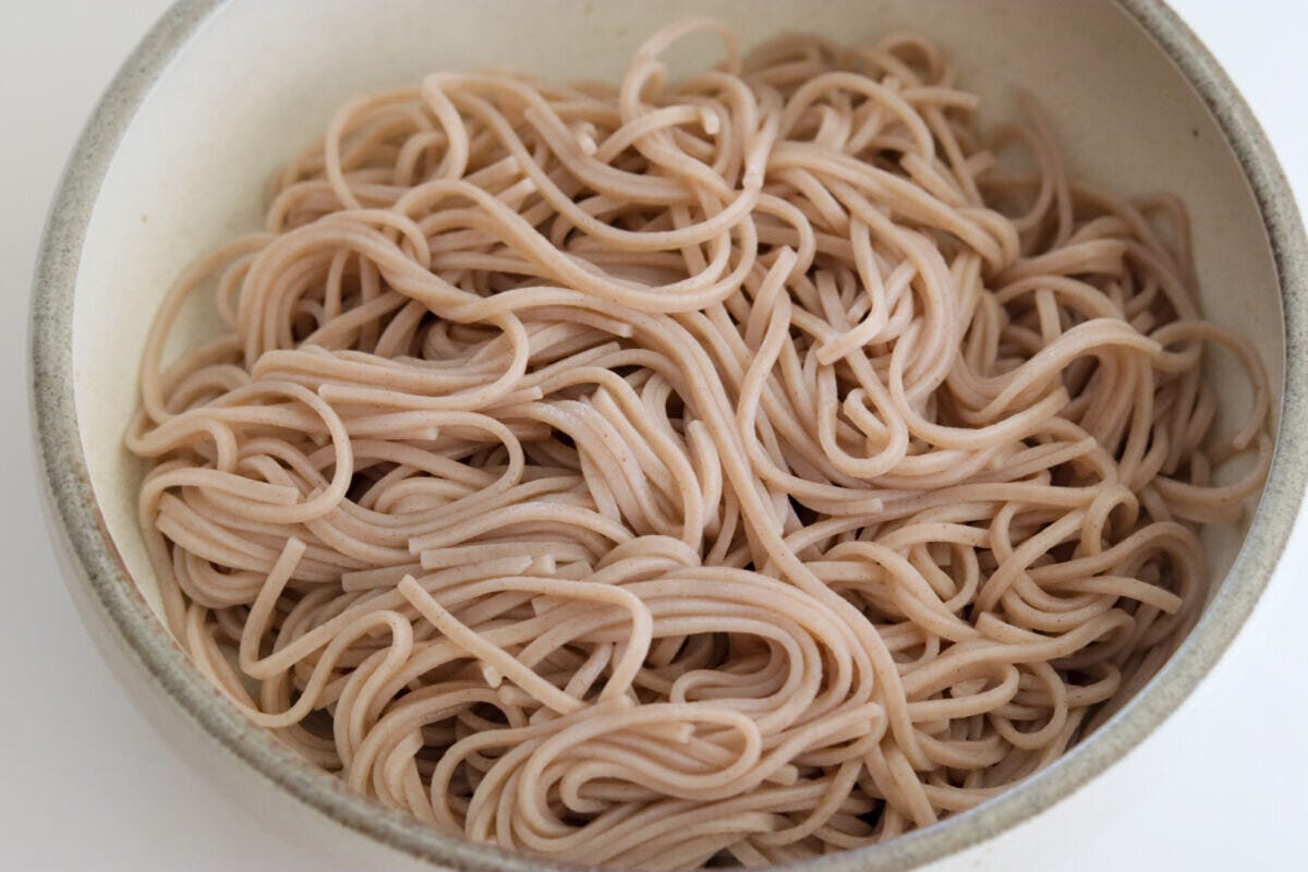 陶器の器に盛られた茹でて冷水でしめたそばのアップ