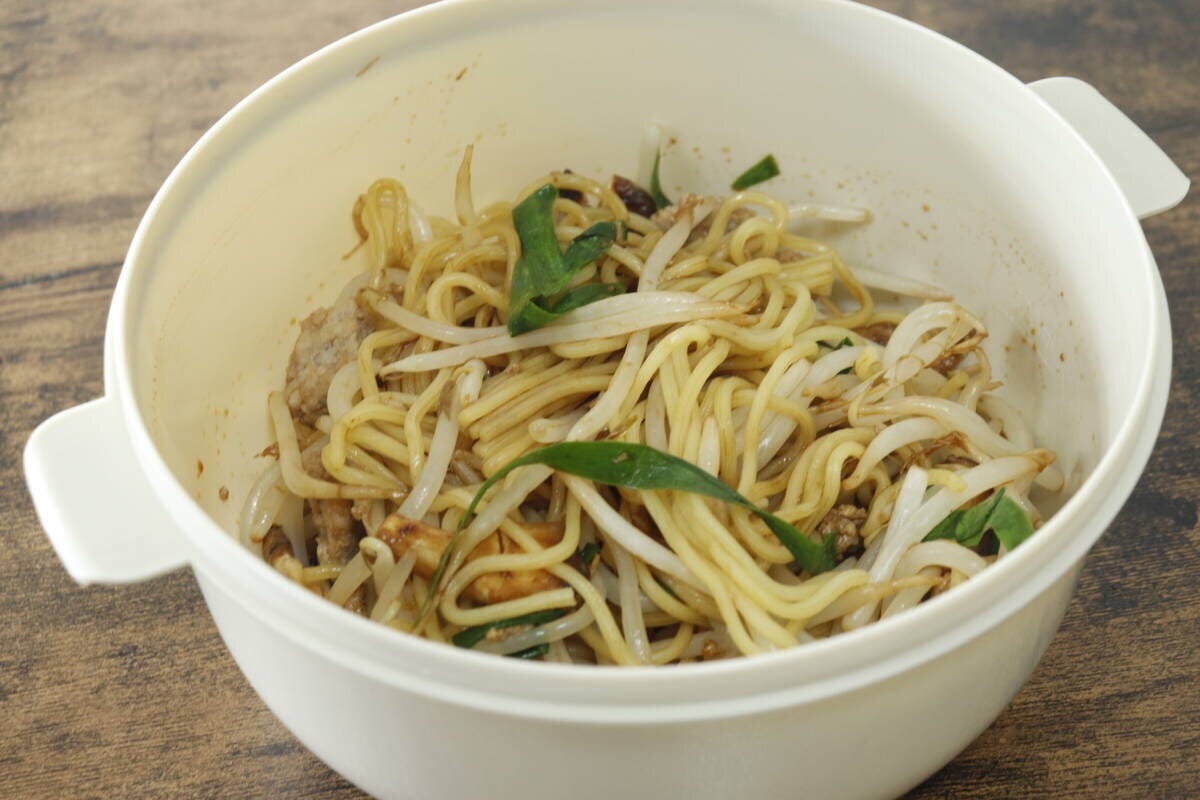 電子レンジでお手軽焼きそば＆ラーメン　焼きそば完成