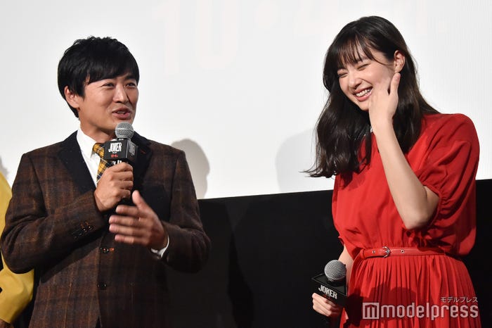 劇団ひとりに突っ込まれる新川優愛 (C)モデルプレス