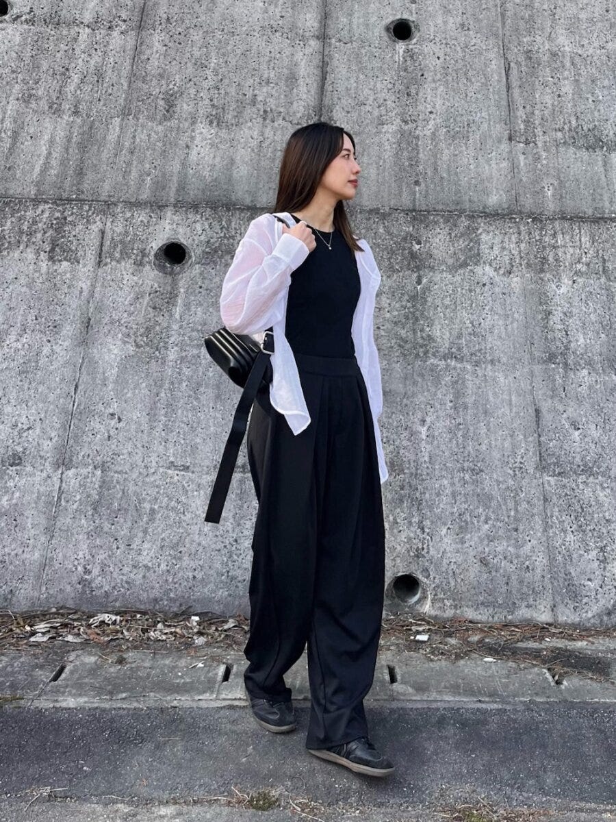 2026春大人女性おすすめ黒タックイージーワイドパンツコーデ