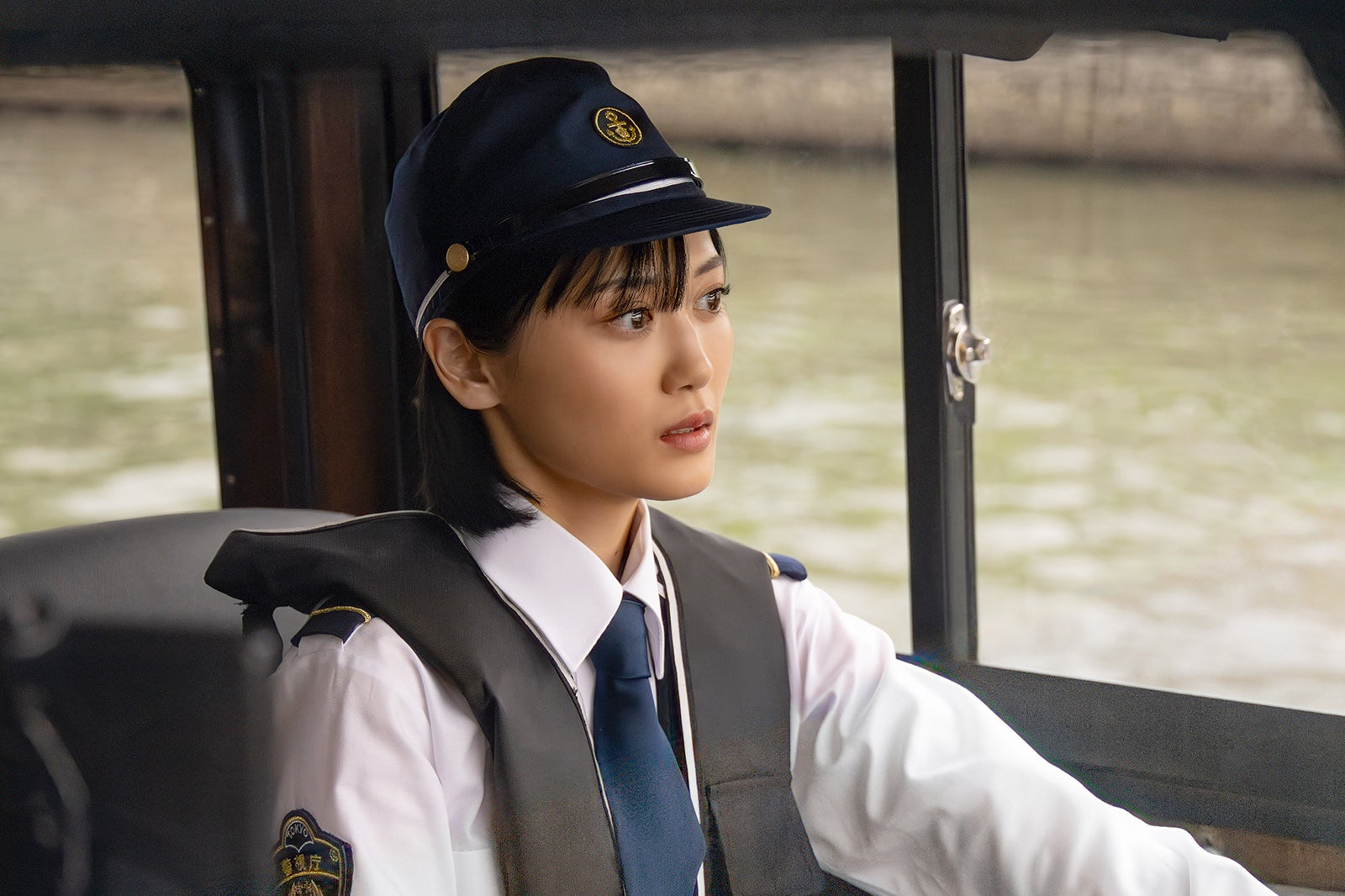 山下美月「新東京水上警察」第1話（C）フジテレビ
