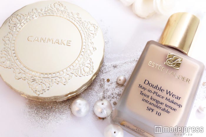 画像左から【キャンメイク】「マシュマロフィニッシュパウダー」、【ESTEE LAUDER】「ダブル ウェア」(C)モデルプレス