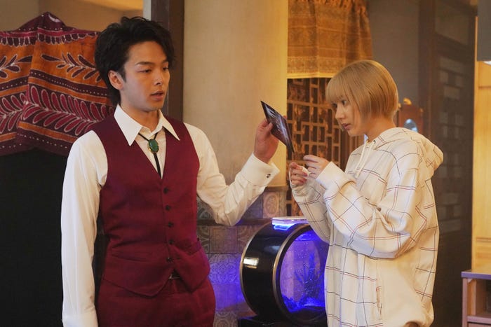 中村倫也、武田玲奈/「美食探偵 明智五郎」第7話(C)日本テレビ