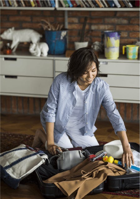 白Tシャツ¥2,500/PETIT BATEAU(プチバトー・カスタマーセンター) ストライプシャツ¥19,000/ドゥーズィエム クラス(ミューズ ドゥ ドゥーズィエム クラス 表参道店) センタープレステーパードパンツ¥16,000/LOUNIE キャンバストートバッグ¥6,900/L.L.Bean(L.L.Bean カスタマーサービスセンター)(C)TOPLOG