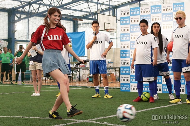 マギー、スラっと美脚でPK始球式　自身のフェチを語る