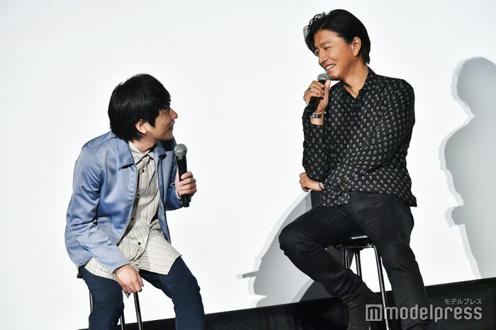 木村拓哉(右)の顔色をうかがう二宮和也(左)/(C)モデルプレス