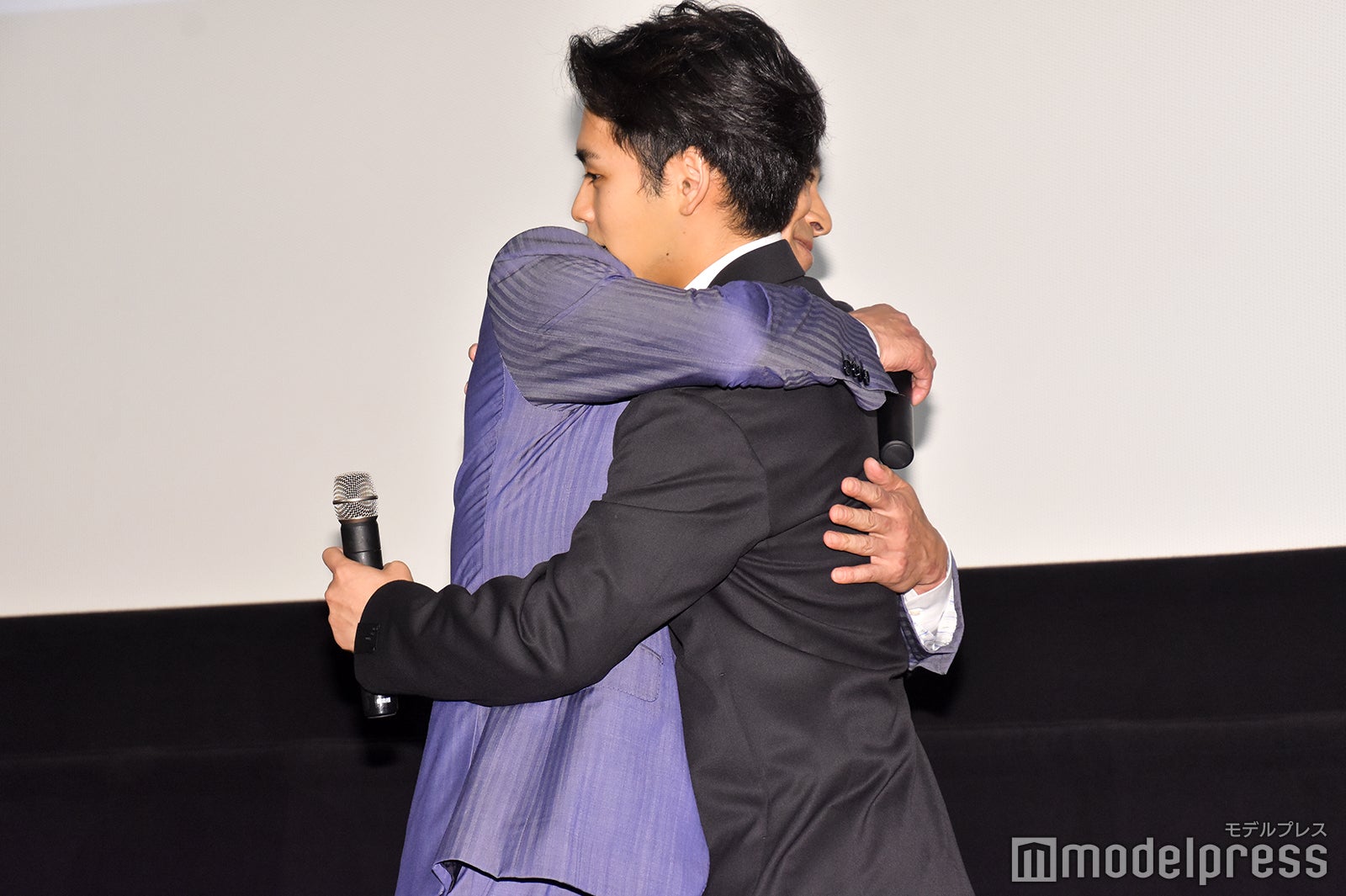 堤真一と柳楽優弥がハグ （C）モデルプレス