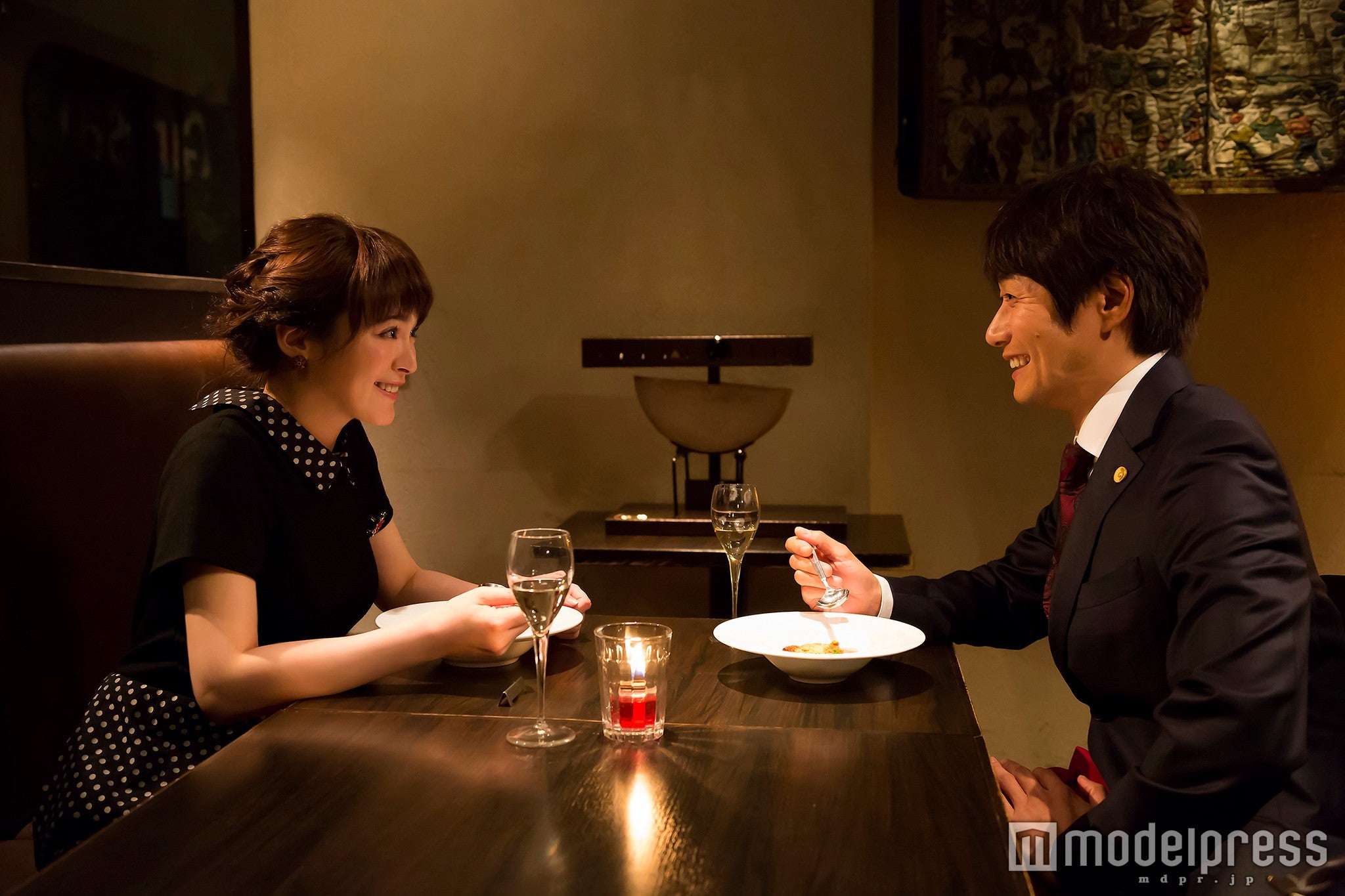 第1話「美魔男弁護士と、銀座で有機野菜とエステティック・ディナー」（C）峰なゆか／ドラマ「女くどき飯 Season2」製作委員会・MBS