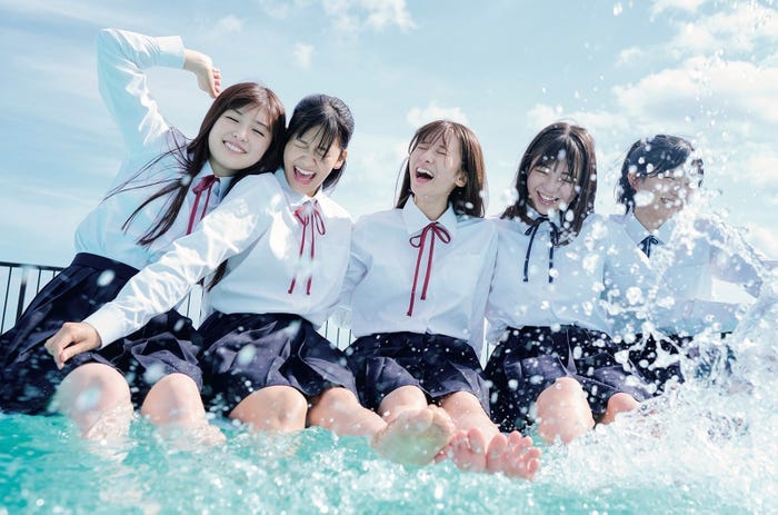 乃木坂46・5期生 写真集「あの頃、乃木坂にいた」(左から)小川彩、奥田いろは、菅原咲月、冨里奈央、五百城茉央(C)マガジンハウス