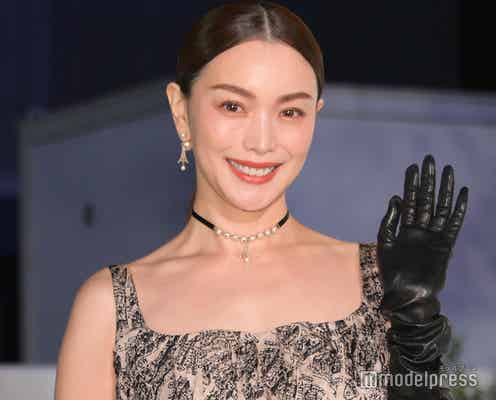 蛯原友里、堂々美脚輝くショットに「神々しすぎる」「美しい」と熱視線