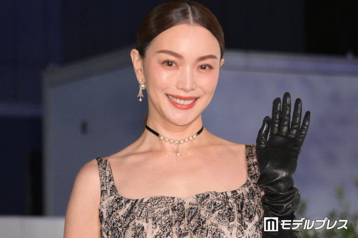 蛯原友里、夫・ILMARIら家族4ショット公開 コメントにも注目集まる「匂わせ？」「貴重な写真」