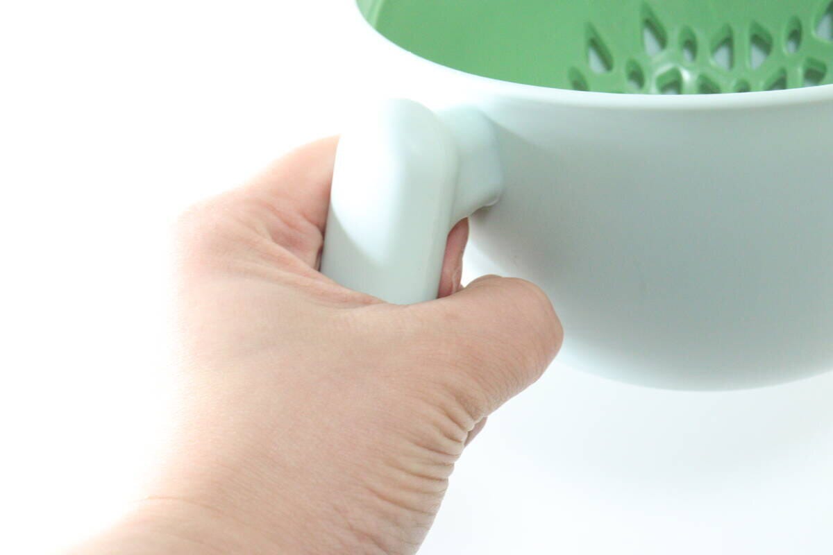 ダイソーの取っ手付水切りザルボウルを持ち上げた様子