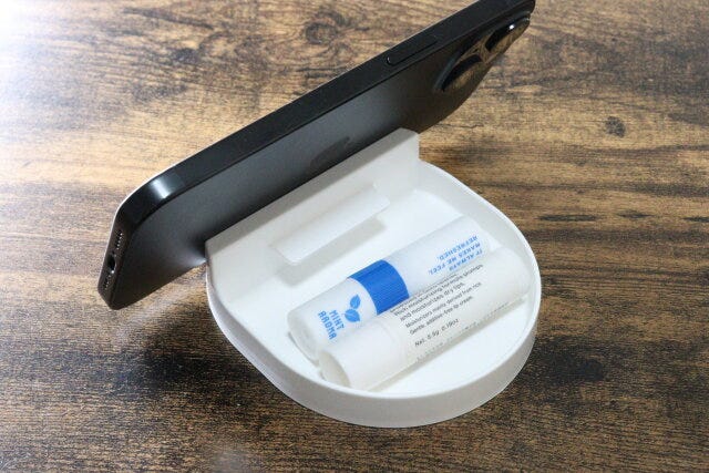 セリアのキッチンツールスマホスタンドにスマホとリップを置く