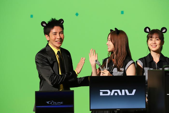 (左から)郷ひろみ、白石麻衣、生田絵梨花(提供写真)