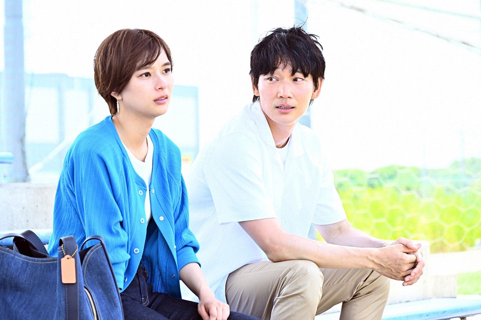 芳根京子、綾野剛／「オールドルーキー」第3話より（C）TBS