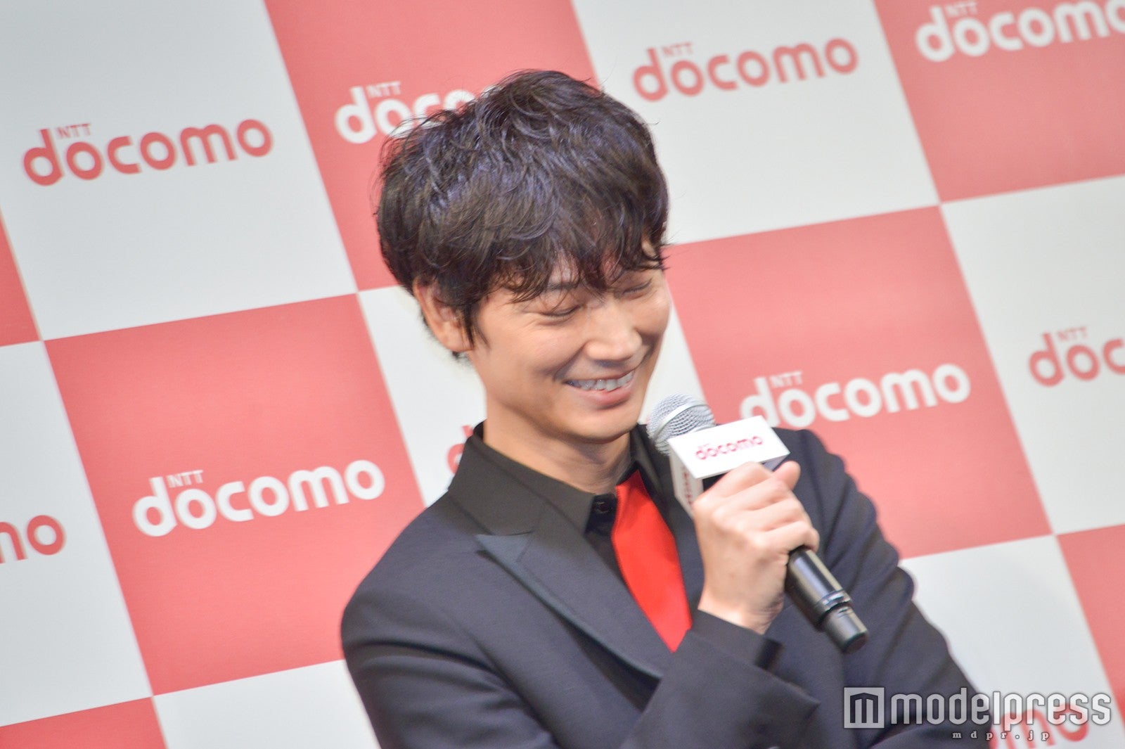 新機種に喜びを爆発させる綾野剛（C）モデルプレス