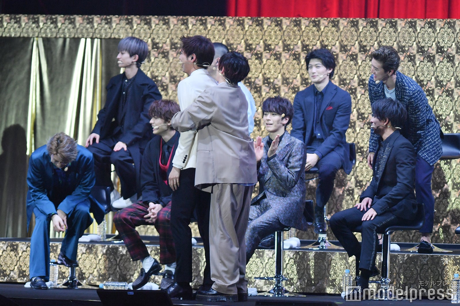 吉野北人（右）、片寄涼太（左）に“ハグ返し”（C）モデルプレス