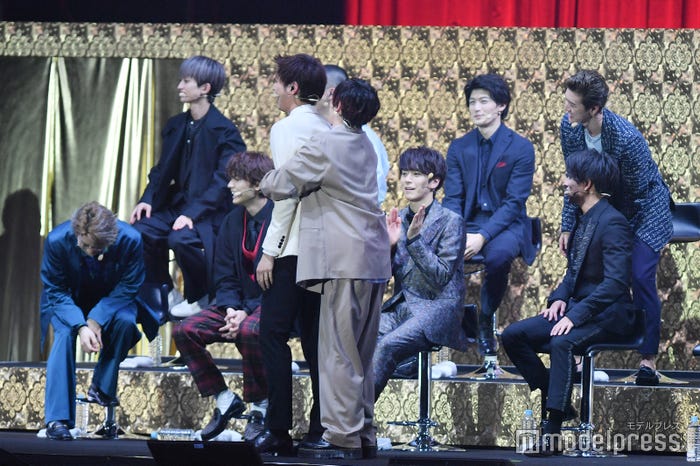 吉野北人(右)、片寄涼太(左)に“ハグ返し”(C)モデルプレス