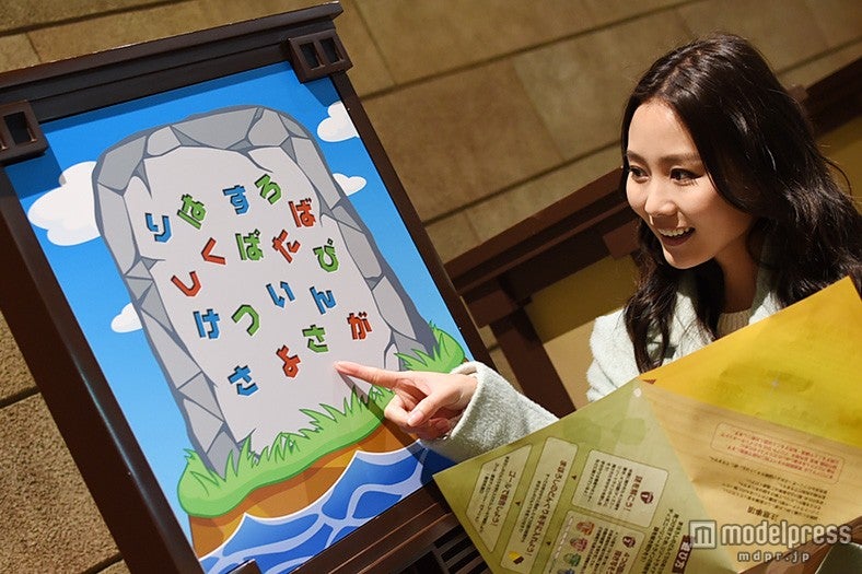 答えとなる石版を発見／モデル：阿井莉沙