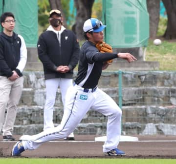 二塁挑戦の日本ハム・野村が早出特守 新庄監督ら見守る前で約1時間