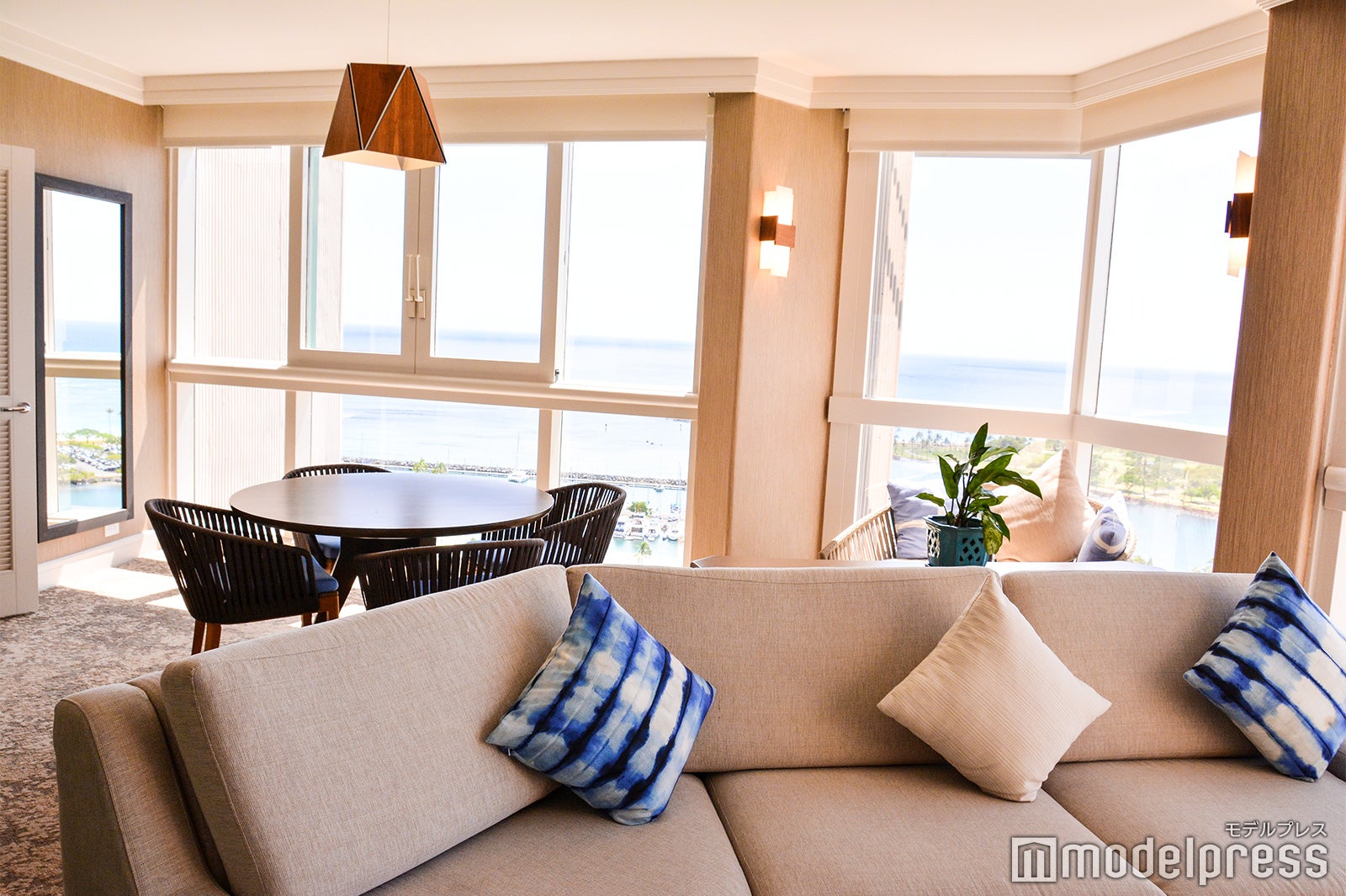 「プリンス ワイキキ」ラグジュアリースイートのリビング（C）モデルプレス