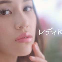 モデルプレス - 水原希子、艶やかリップでキス レディな魅力全開