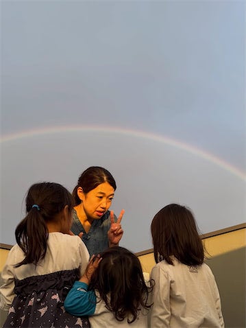 「目を凝らして見たのよー」横澤夏子、雨上がりの虹に子どもたちと大興奮