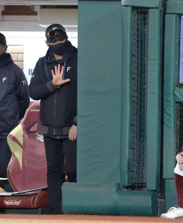 日本ハム・新庄監督「打たせてあげたいという気持ちで何もサインは…」 無死一、三塁で期待に応えて奈良間が同点打「次はないよ（笑）」