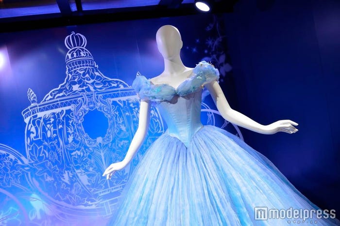 「シンデレラ(2015年)」舞踏会コスチューム(C)Disney
