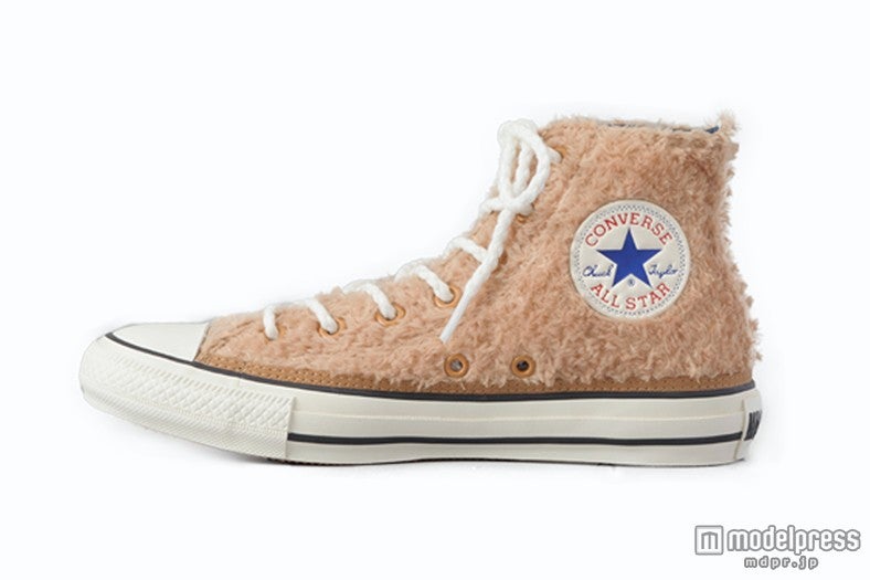 “ダッフィーのふわふわ”をイメージしたスニーカー／価格：15,800 円（C）Disney