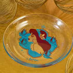 ガラスプレート税込2,970円※フードとセットで購入可(C)Disney