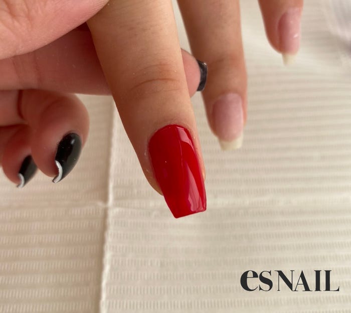 トップコートは圧をかけずにさらっと塗ると綺麗なつるんとした仕上がりに(画像提供:esNAIL)